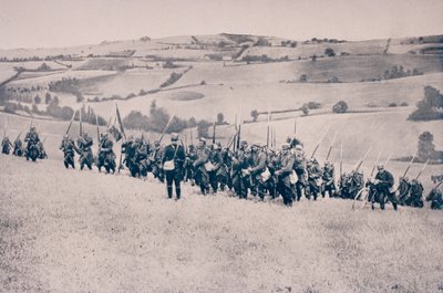 Franse infanterie die oprukt door landbouwgrond in Noordoost-Frankrijk door French Photographer